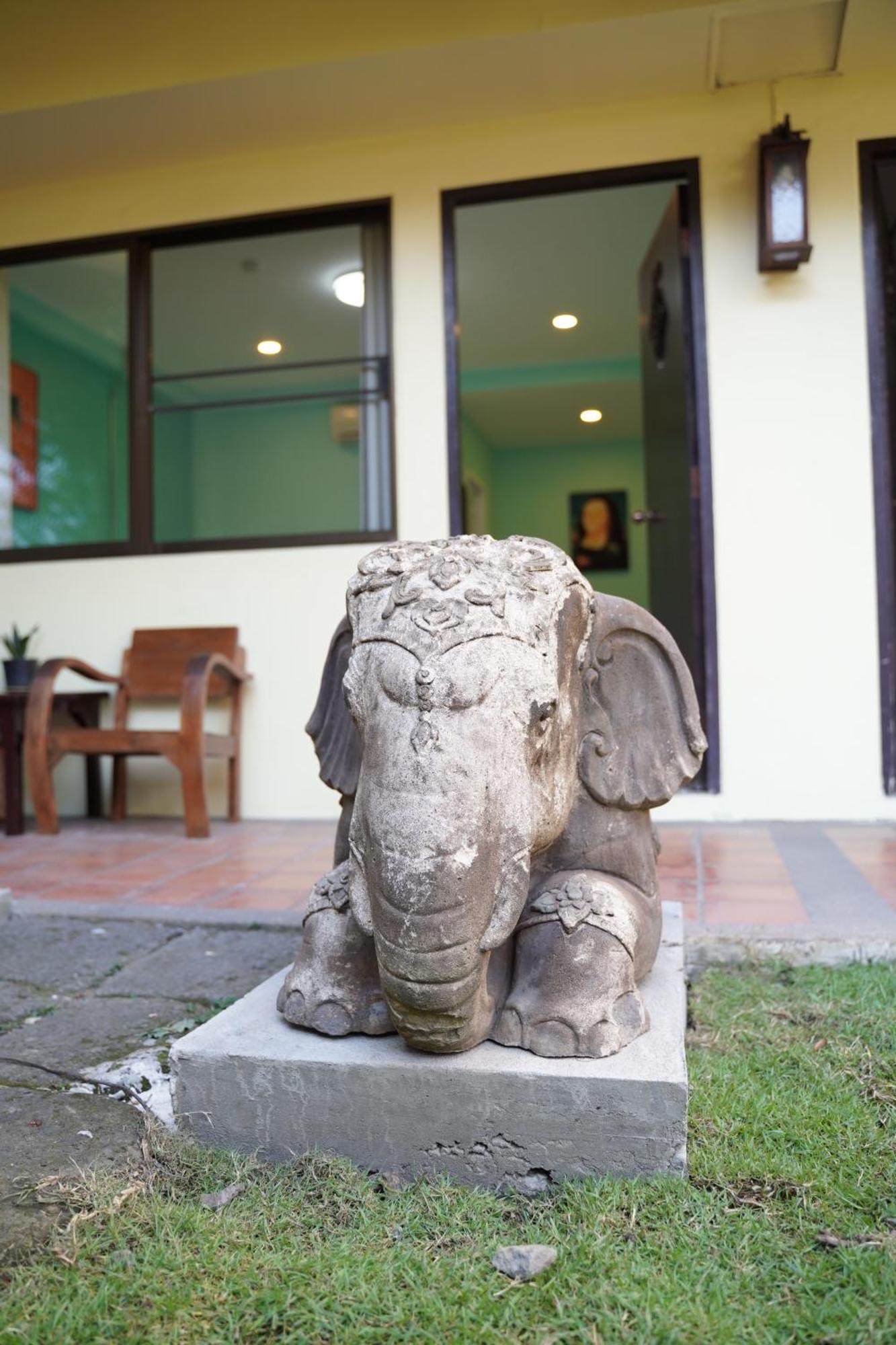 Elegant Lanna Guesthouse Chiang Mai Bagian luar foto